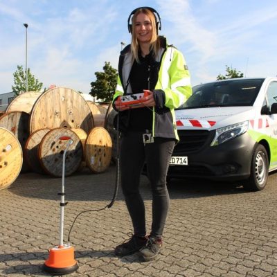 Das hochempfindliche Mikrophon kann sehr leise Geräusche unter der Erdoberfläche wahrnehmen. Dadurch kann Sabrina Markoni dem lauter werdenden Geräusch des Lichtbogens bis zum Ort des Kabeldefekts folgen. (Foto: naturenergie netze)