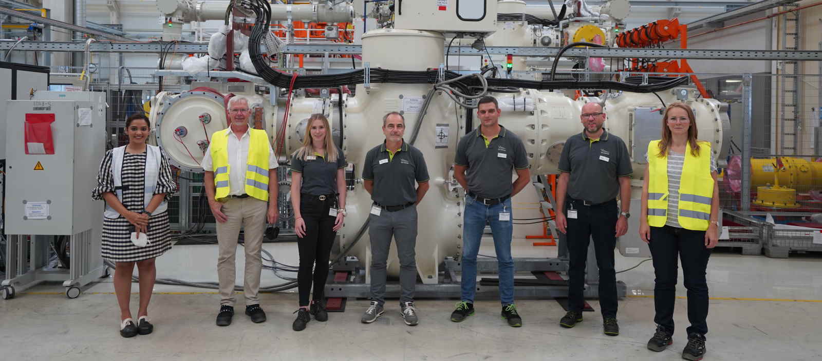 Für die Abnahme der ersten SF6-freien Schaltanlage bei naturenergie netze, die nun im neuen Umspannwerk in Löffingen eingebaut wird, reisten Rainer Beck (Mitte) und Benjamin Fritzsche (rechts daneben) gerne nach Berlin: Sie steht für innovative Technik der jüngsten Generation. (Foto: naturenergie netze)