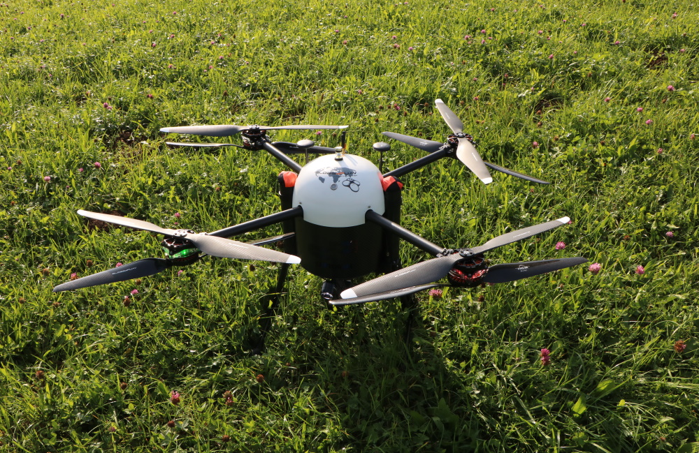 Spezialisierter Partner des Feldversuchs ist Globe UAV: Von den Unternehmen wird eine zehn Kilogramm schwere Spezialdrohne für den Feldversuch eingesetzt. (Foto: naturenergie netze)