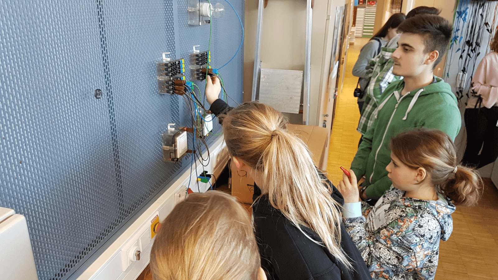 Wie funktioniert das eigentlich mit dem Strom? Zur Veranschaulichung programmieren die Teilnehmerinnen des Girls‘ Day unter anderem kleine Anlagen – damit am Ende des Tages das eine oder andere Licht aufgeht. (Foto: naturenergie netze)