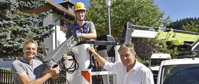 Jürgen Schelb (links) ist Fachspezialist und Ansprechpartner für Kommunen bei naturenergie netze – hier zu sehen bei einer erfolgreichen Installation neuer LED-Leuchten in Breitnau, gemeinsam mit Lukas Vogt, Netzbetriebsmonteur naturenergie netze (Mitte) und Bürgermeister Josef Haberstroh. Umrüstung der Gemeinde wurde im Sommer 2022 abgeschlossen. Foto: Roland Sigwart / naturenergie netze GmbH